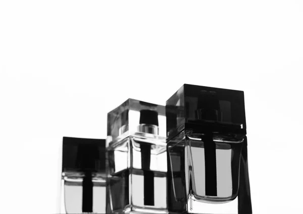 Un conjunto de varias botellas de perfume de hombre. Moda & Estilo . — Foto de Stock