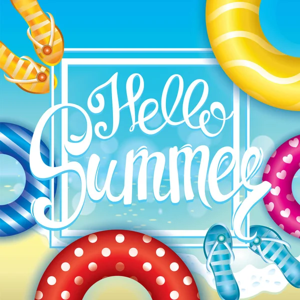 Mångfärgad simning cirklar, flip flops och inskriptionen "Hej sommar" mot bakgrund av havsvatten och stranden. Vektorillustration för ett vykort eller en affisch. Sommar och semester. — Stock vektor