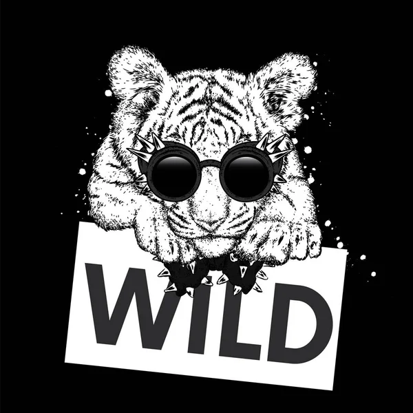 Een mooie tiger cub met bril en een stropdas. Vectorillustratie voor een briefkaart of een poster, print voor kleding en accessoires. Wilde tijger met een teken. Fashion & stijl. — Stockvector