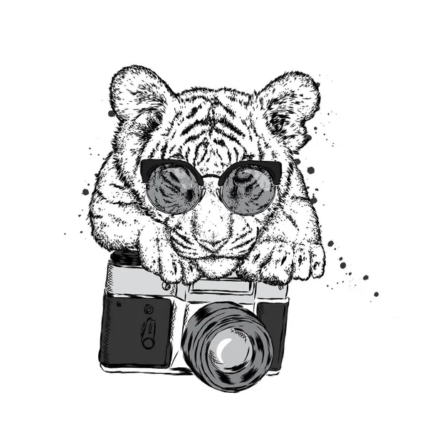 Piękny Tygrys z kamerą. Ilustracja wektorowa pocztówka lub plakat, nadruk na odzieży. — Wektor stockowy