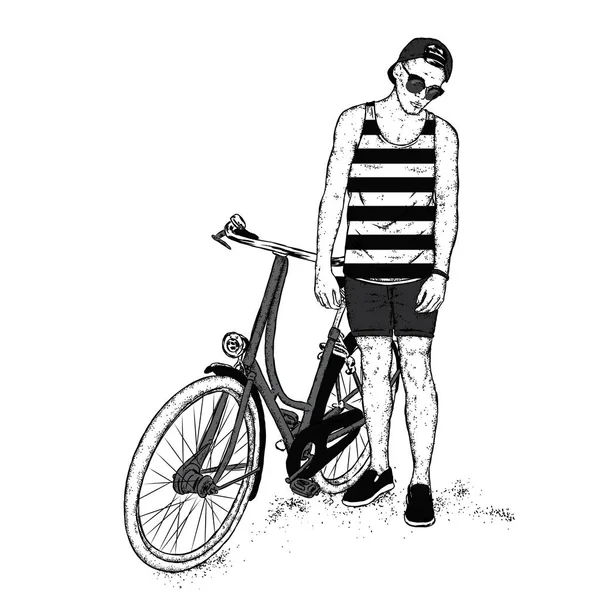 Um jovem jeitoso de t-shirt e calções. O tipo e a bicicleta. Ilustração vetorial . — Vetor de Stock