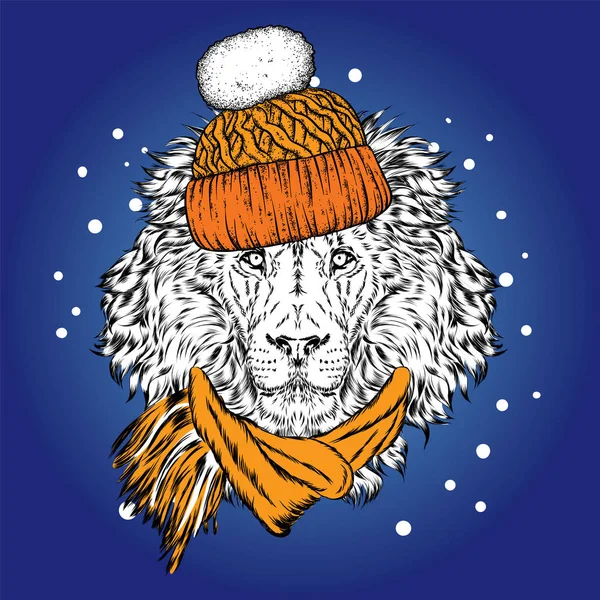 Un bellissimo leone con cappello e sciarpa invernali. Illustrazione vettoriale per una cartolina, poster, stampa per vestiti o accessori. Capodanno e Natale . — Vettoriale Stock