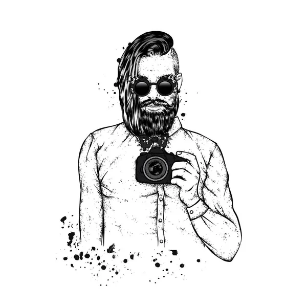 Stylový chlap s módní vlasy a vousy. Muž s brýlemi a fotoaparátem. Módní & styl. Bokovky. Holičství. — Stockový vektor