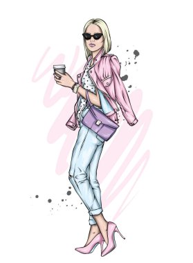 Şık bir ceketi, kotu ve yüksek topuklu ayakkabıları olan kısa saçlı güzel bir kız. Bir bardak kahveli kadın. Moda, tarz, kıyafetler ve aksesuarlar. Bir kart veya poster için vektör illüstrasyonu