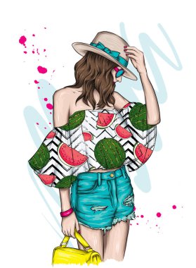 Güzel kız şık bir şapka, t-shirt ve şort. Yazlık giysiler. Moda ve stil. Vektör çizim için tebrik kartı veya poster.
