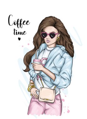 Moda kıyafetleri içinde uzun saçlı, güzel, şık bir kız. Ceket, tişört ve kot pantolon. Moda, tarz, kıyafetler ve aksesuarlar. Vektör çizimi. Kahveli kadın..