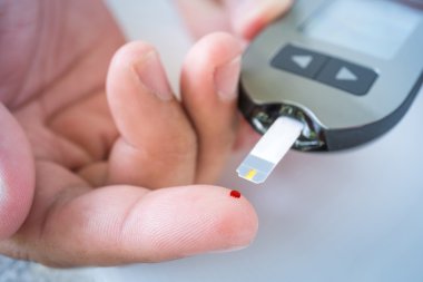 Erkek parmak yakın kan ile açılan ve Şeker Ölçüm test str