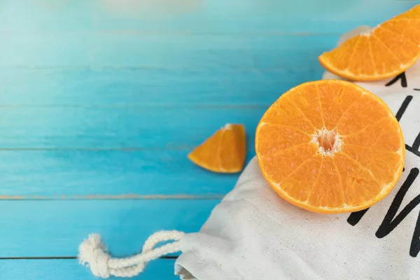 橘子，关闭了整个橙色水果和橙子片在木头上 — 图库照片