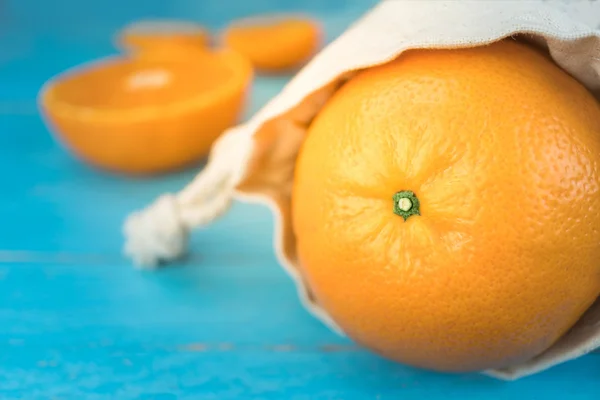 Апельсини, крупним планом цілі апельсинові фрукти і нарізані апельсини на дереві — стокове фото