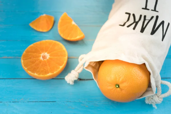 Апельсини, крупним планом цілі апельсинові фрукти і нарізані апельсини на дереві — стокове фото