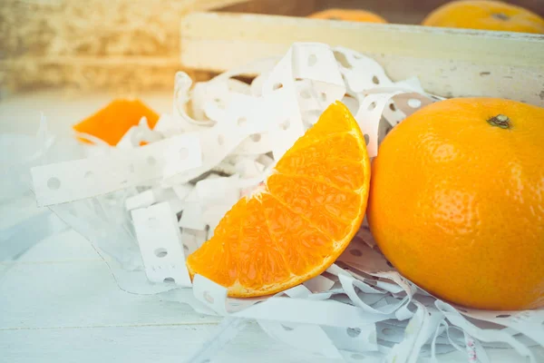 橘子，关闭了整个橙色水果和木材切片的橙色 — 图库照片