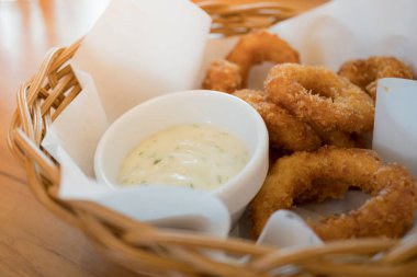 Derin kızarmış kalamar halkaları hasır sepet tartar sos ile