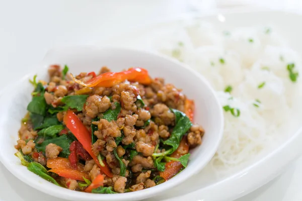 Restované vepřové maso s bazalkou a vařené rýže nudle — Stock fotografie
