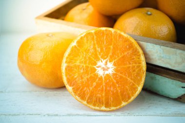 Portakal, yakın çekim tüm turuncu meyveler ve ahşap üzerine dilimlenmiş portakal 