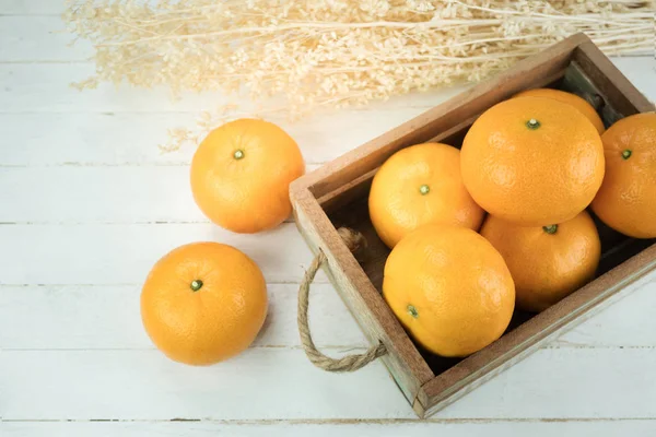 木材白色背景上的橙色鲜果 — 图库照片