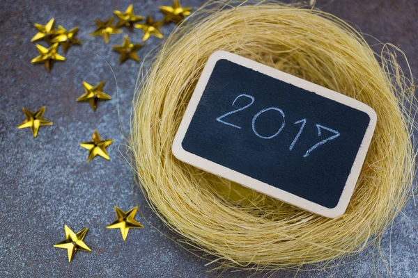 Šťastný nový rok pozdrav na tabuli se zlatými hvězdami na rusti — Stock fotografie