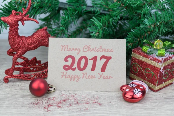 Veselé Vánoce a šťastný nový rok sdělení na hnědém papíře s — Stock fotografie