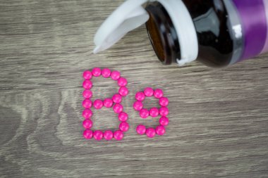 Pembe ahşap arka plan B9 alfabesine şekillendirme şekle hap