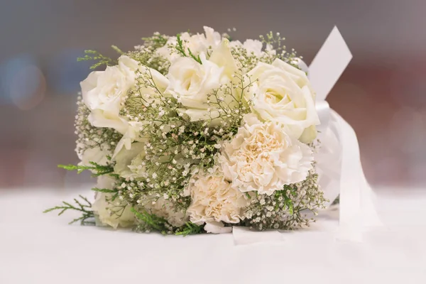 Buquê de noiva de rosa branca no fundo borrão — Fotografia de Stock