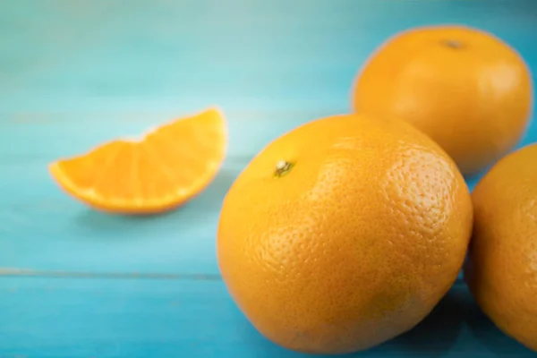 橘子，关闭了整个橙色水果和木材切片的橙色 — 图库照片