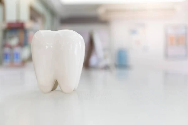 Modèle de dents artificielles sur table en bois avec fond flou — Photo