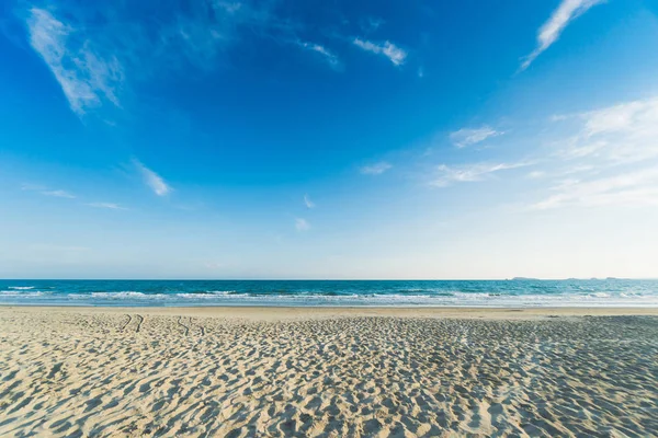 热带海滩与清澈的水和蓝蓝的天空 — 图库照片