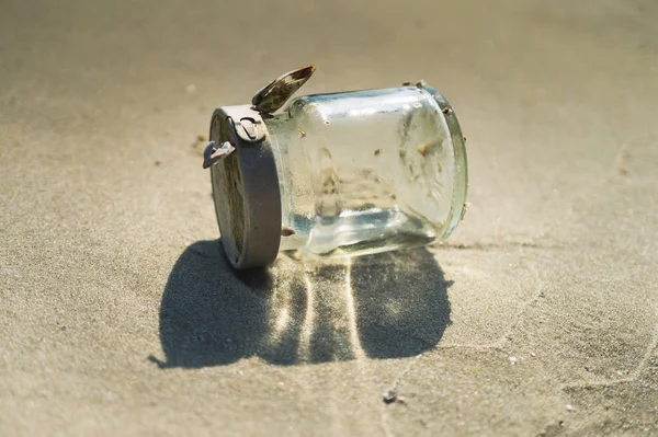Lege glazen fles aan zandstrand — Stockfoto
