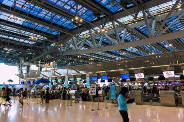 Yolcular bir Uluslararası Havaalanı terminal, seyahat ve t