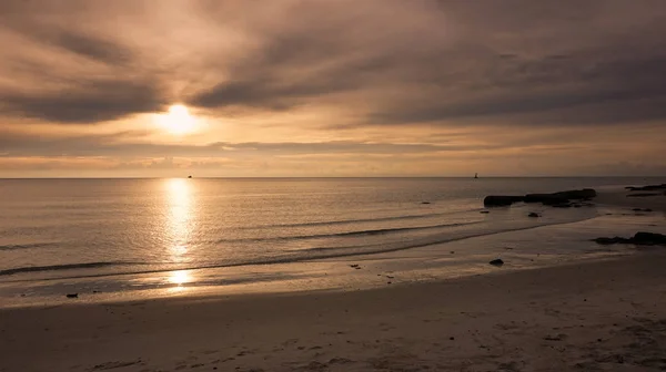 阳光下波光粼粼水面热带海滩上 — 图库照片