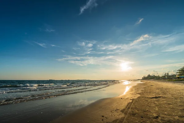 热带海滩上夕阳光波光粼粼水面 — 图库照片