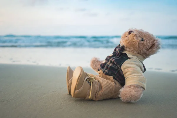 Teddy bear sitting on the sand beach — Stock Photo, Image