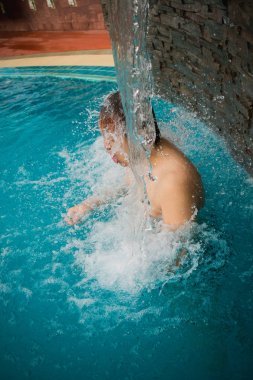 Genç adam açık Jakuzi