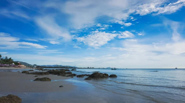 Playa tropical con agua clara y cielo azul — Foto de Stock