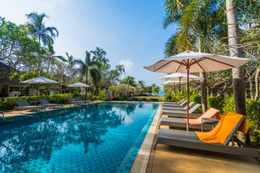 Otel otelinde lüks bir yüzme havuzu.