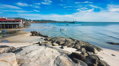 temiz su ve mavi gökyüzü ile tropikal plaj