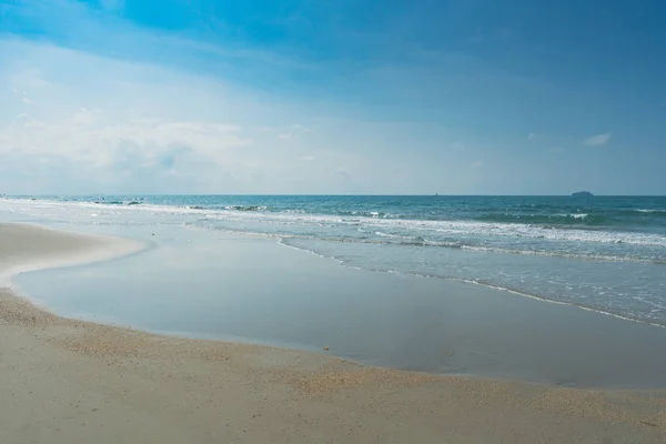 热带海滩与清澈的水和蓝蓝的天空 — 图库照片