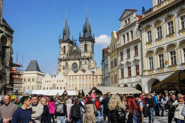 Prága, Cseh Köztársaság-április 14, 2017: Turisták Óvárosi tér — Stock Fotó