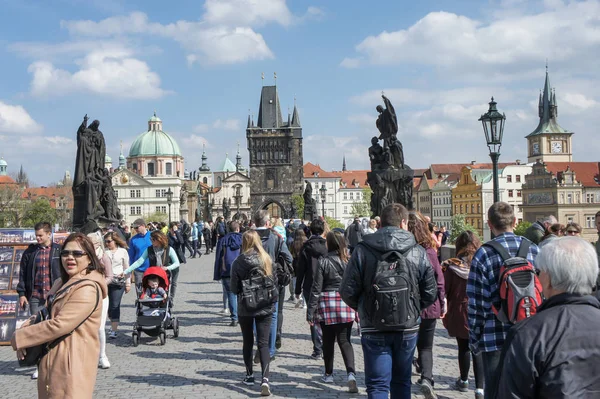 Prága, Cseh Köztársaság-április 14, 2017: Turisták Óvárosi tér — Stock Fotó