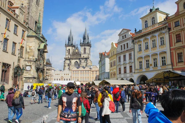 Prága, Cseh Köztársaság-április 14, 2017:Tourists Old Town azt Square — Stock Fotó