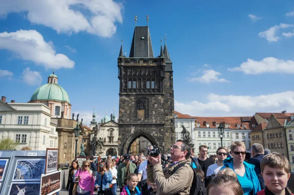 Prága, Cseh Köztársaság-április 14, 2017:Tourists Old Town azt Square — Stock Fotó