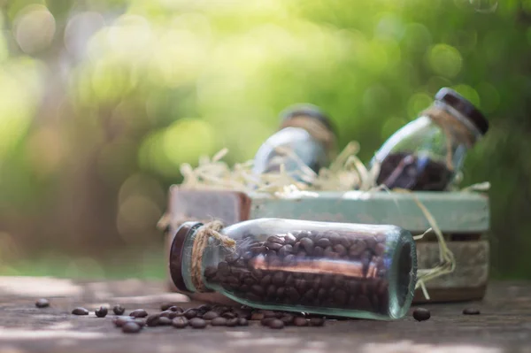Grãos de café em garrafa de vidro com ponto de foco seletivo — Fotografia de Stock