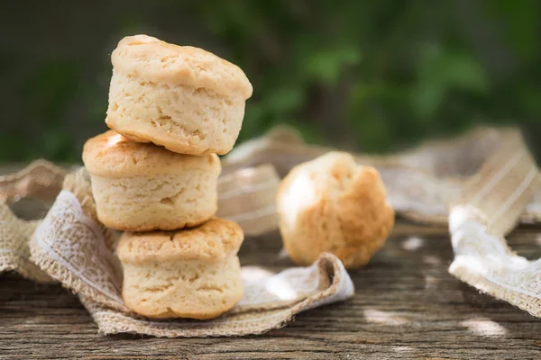 Hemlagad färsk klassiska scone på trä bakgrund — Stockfoto