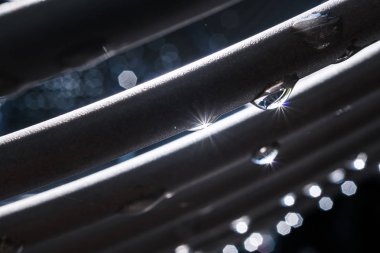 siyah arka plan ile ahşap üzerine parlak yağmur damlaları