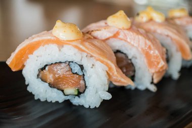 Izgara somon suşi roll, siyah seramik stil Japon yemekleri