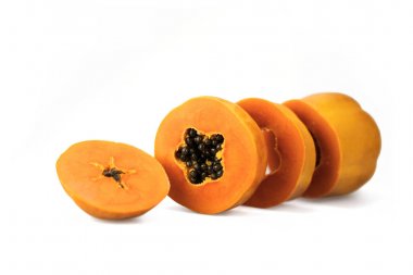 Kırpma yolu ile beyaz arka plan üzerinde izole papaya meyve