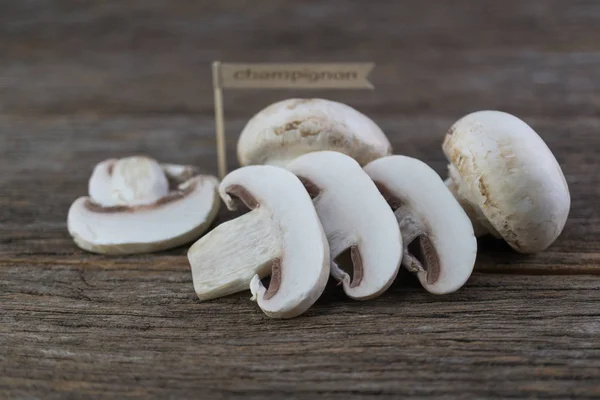 Verse biologische champignon champignons op houten achtergrond — Stockfoto