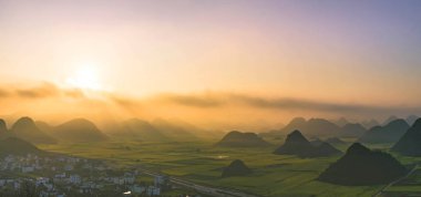 Jinjif'te Kolza çiçekleri olan küçük köylerin panoramik manzarası