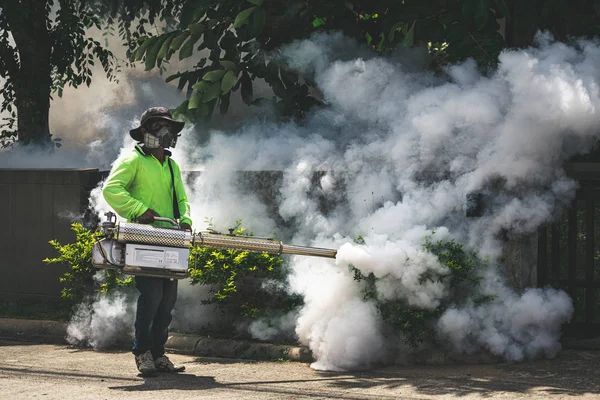 Sivrisinektehlikeli kontrol etmek için fogger makinesi kullanan adam 