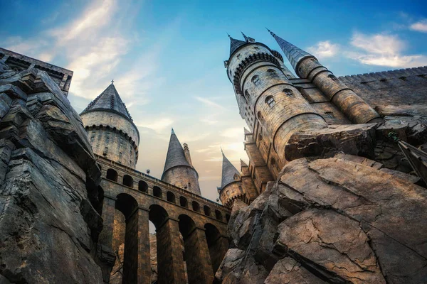 Hogwarts kalesi Universal Stüdyo Japonya 'da mavi gökyüzü ile