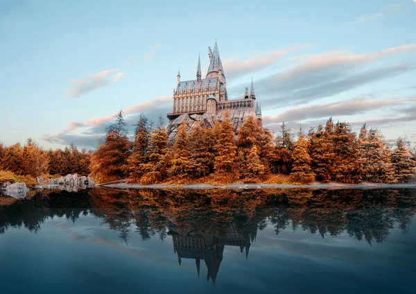 Sonbahar sezonunda Japonya Universal Stüdyosunda Hogwarts kalesi